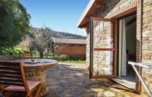 Outdoor dining - 1 bedroom nice home in Laureana Cilento (Laureana Cilento)