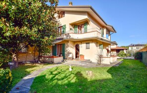 Exterior - Gorgeous home in Lido di Camaiore with WiFi (Lido di Camaiore)