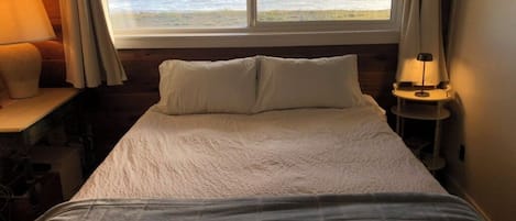 2 bedrooms, travel cot, free WiFi, bed sheets