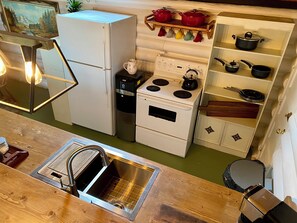 Réfrigérateur, four, plaque de cuisson, cafetière/bouilloire