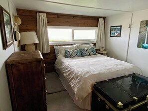 2 bedrooms, travel crib, free WiFi, bed sheets