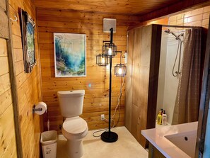 Shower, hair dryer, towels, soap - Ocean Front Log Cabin on Haida Gwaii (Tlell)