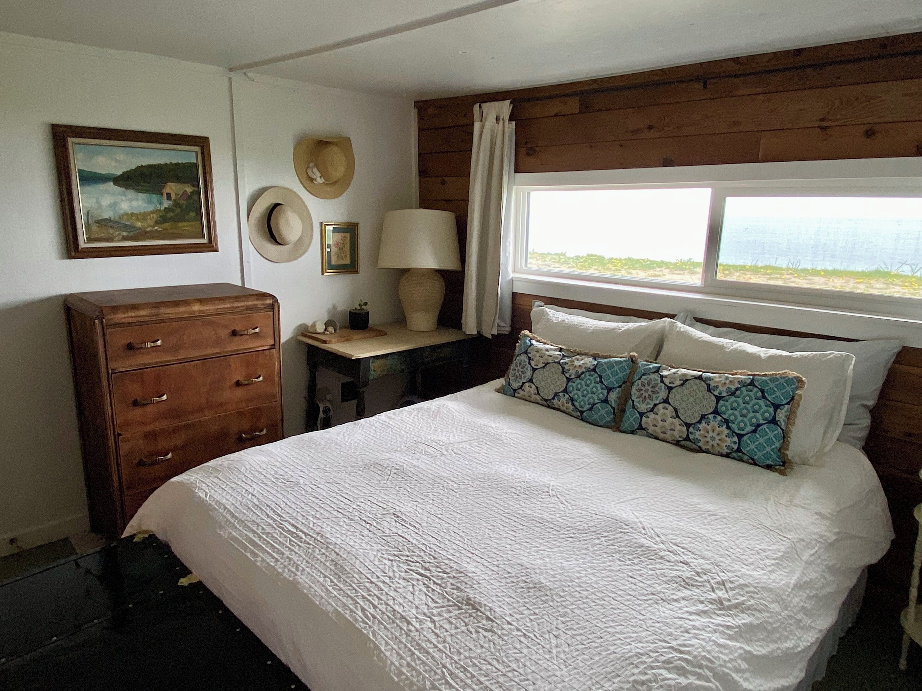 2 bedrooms, travel crib, free WiFi, bed sheets