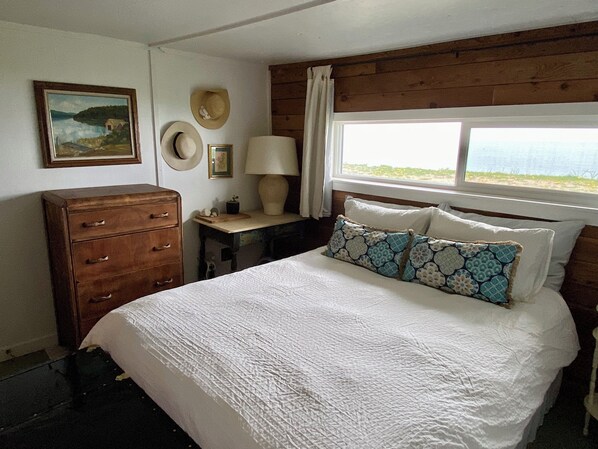 2 bedrooms, travel crib, free WiFi, bed sheets