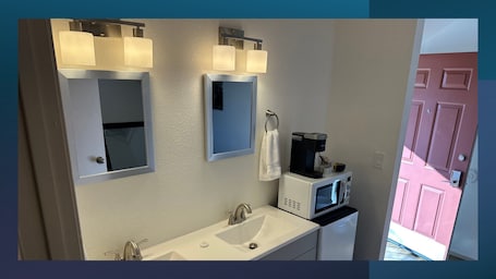 Microwave, coffee/tea maker. 21 - Great Suite for a great stay!