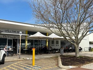Outdoor dining - Halls Head Beach Hideway (Halls Head)