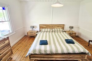 2 bedrooms, iron/ironing board, WiFi, bed sheets