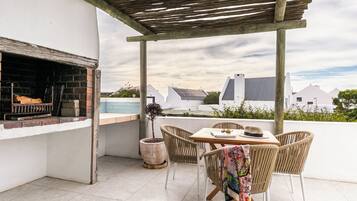 2 restaurants, breakfast served