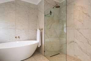 Standard Apartment, 2 Bedrooms, Non Smoking, Partial Ocean View | Bathroom | Free toiletries, towels, soap, shampoo