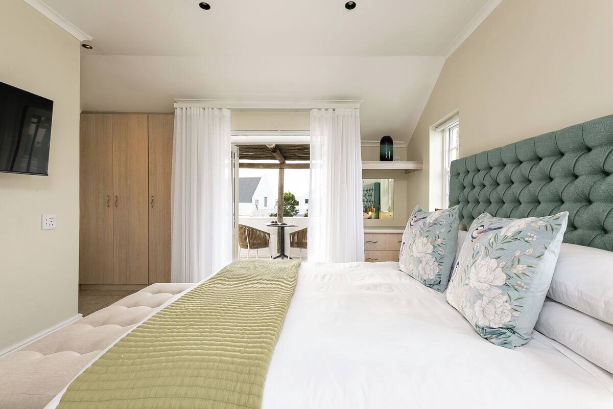 Minibar, in-room safe, free WiFi