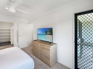 3 bedrooms, iron/ironing board, bed sheets - Beachside 3-Bed Apartment with Garage Parking (Batehaven)