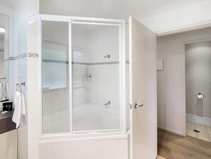 Shower, towels, shampoo - Beachside 3-Bed Apartment with Garage Parking (Batehaven)