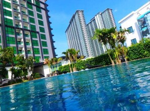 Pool - Stylish Low-floor 2-bedroom Sea-view Condo at Dusit Grand Condo View (Pattaya)