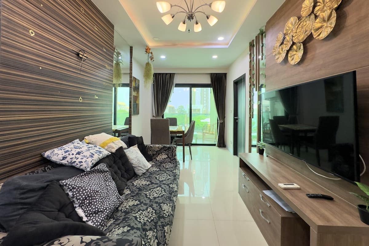 Apartment, 2 Bedrooms, Smoking, Balcony | Living room