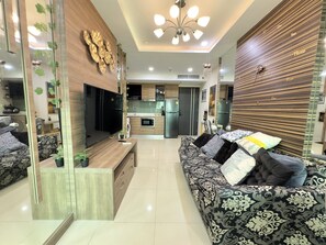 Living area - Stylish Low-floor 2-bedroom Sea-view Condo at Dusit Grand Condo View (Pattaya)