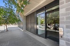 Exterior detail - Elegant 3-Bed Apt with Park Views in Campbell (Campbell)