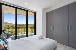 3 bedrooms, desk, iron/ironing board, WiFi - Elegant 3-Bed Apt with Park Views in Campbell (Campbell)