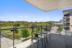 Outdoor dining - Elegant 3-Bed Apt with Park Views in Campbell (Campbell)