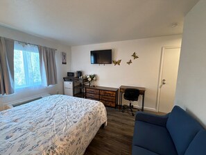 Room - Unit 15 - 1-bedroom hotel in lovely Challenge-Brownsville with AC comfort (Challenge-Brownsville)