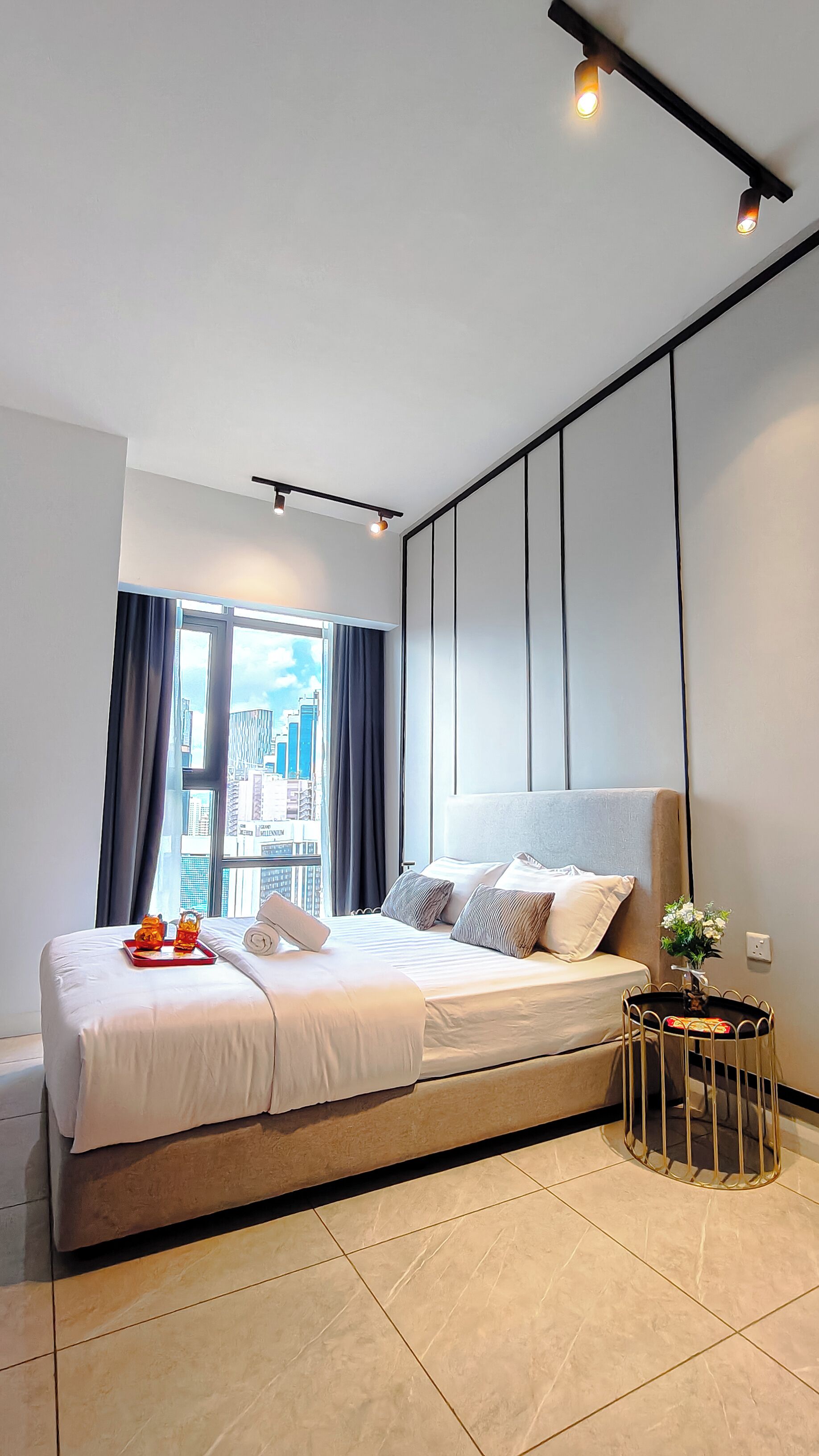 Peti besi dalam bilik, langsir/tirai gelap terus 