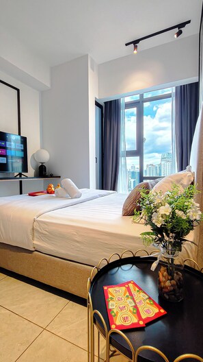 In-room safe, desk, laptop workspace, blackout curtains - Axon Residence Bukit Bintang by Fie (Kuala Lumpur)