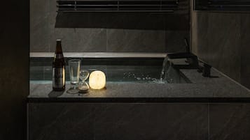 Private spa tub