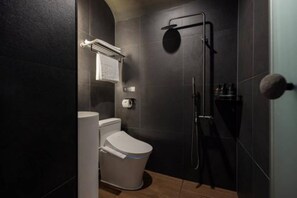 Een haardroger, handdoeken, shampoo, toiletpapier