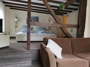 ผ้าม่านกันแสง, เตารีด/โต๊ะรีดผ้า, Wi-Fi ฟรี, ทางสำหรับรถเข็น