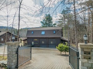Exterior - Delightful 2-bedroom apartment on mountain estate along the Battenkill River (Shushan)