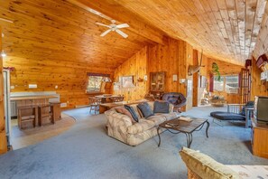 Living area - Delightful 2-bedroom apartment on mountain estate along the Battenkill River (Shushan)