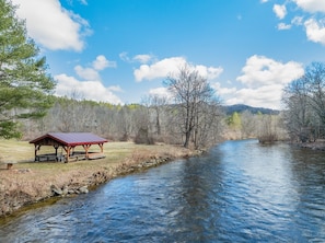 Property grounds - Delightful 2-bedroom apartment on mountain estate along the Battenkill River (Shushan)