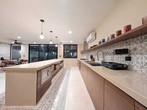 Fridge, microwave, oven, coffee/tea maker