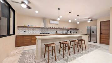 Fridge, microwave, oven, coffee/tea maker