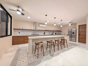 Køleskab, mikrobølgeovn, ovn, kaffe-/temaskine