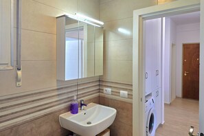 Shower, hair dryer, bidet, towels - Perla Holiday Homes 143, Lalzit Bay, Albania (Lalzit Bay)