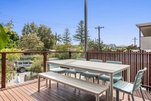 Outdoor dining - Tyde - Short walk to the beach & town (Lennox Head)