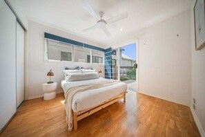 4 bedrooms, iron/ironing board, free WiFi, bed sheets - Tyde - Short walk to the beach & town (Lennox Head)