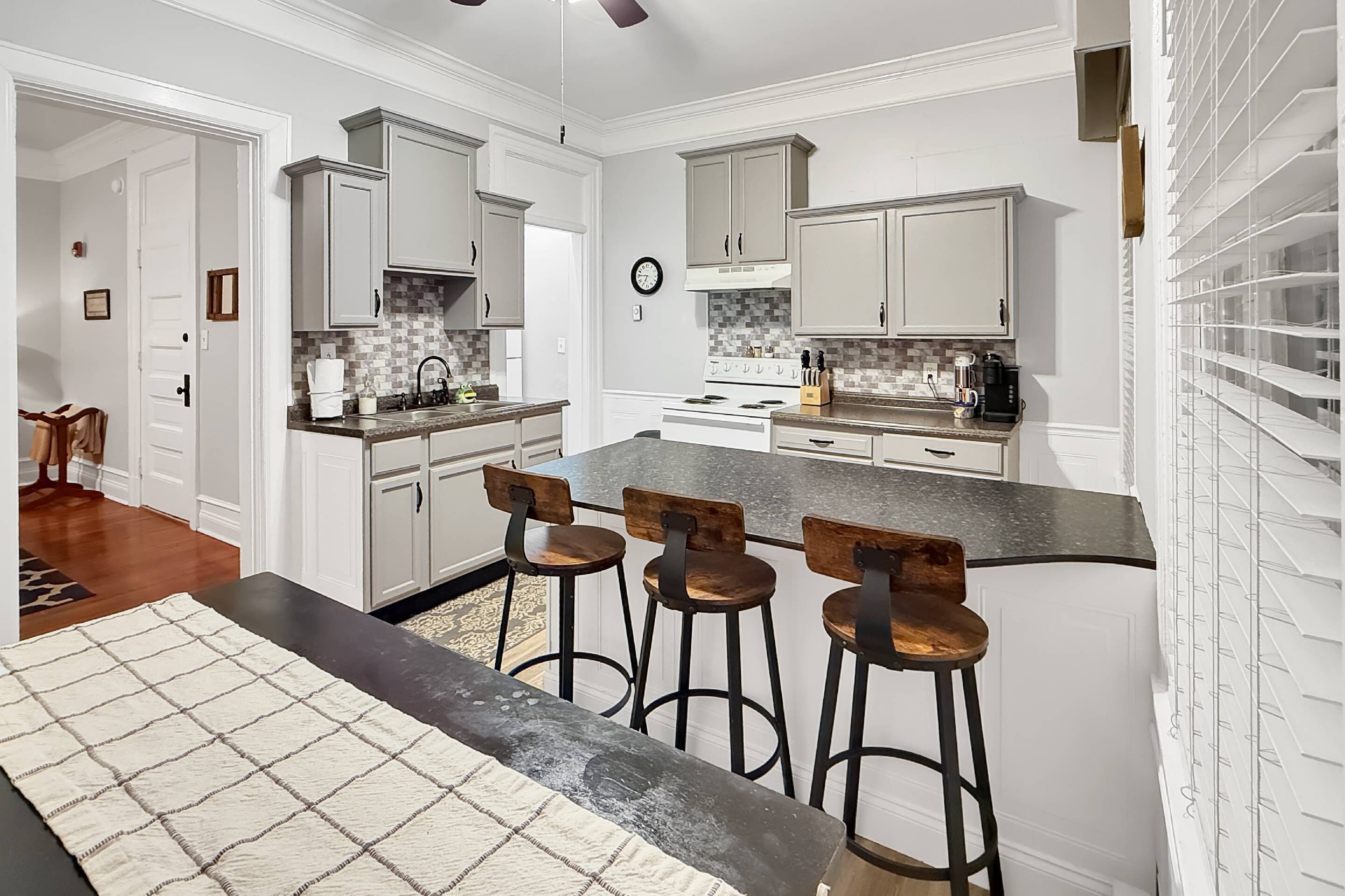 Réfrigérateur, four à micro-ondes, un four, surface de cuisson