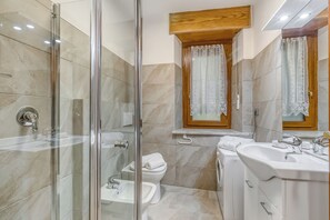 Shower, hair dryer, bidet, towels