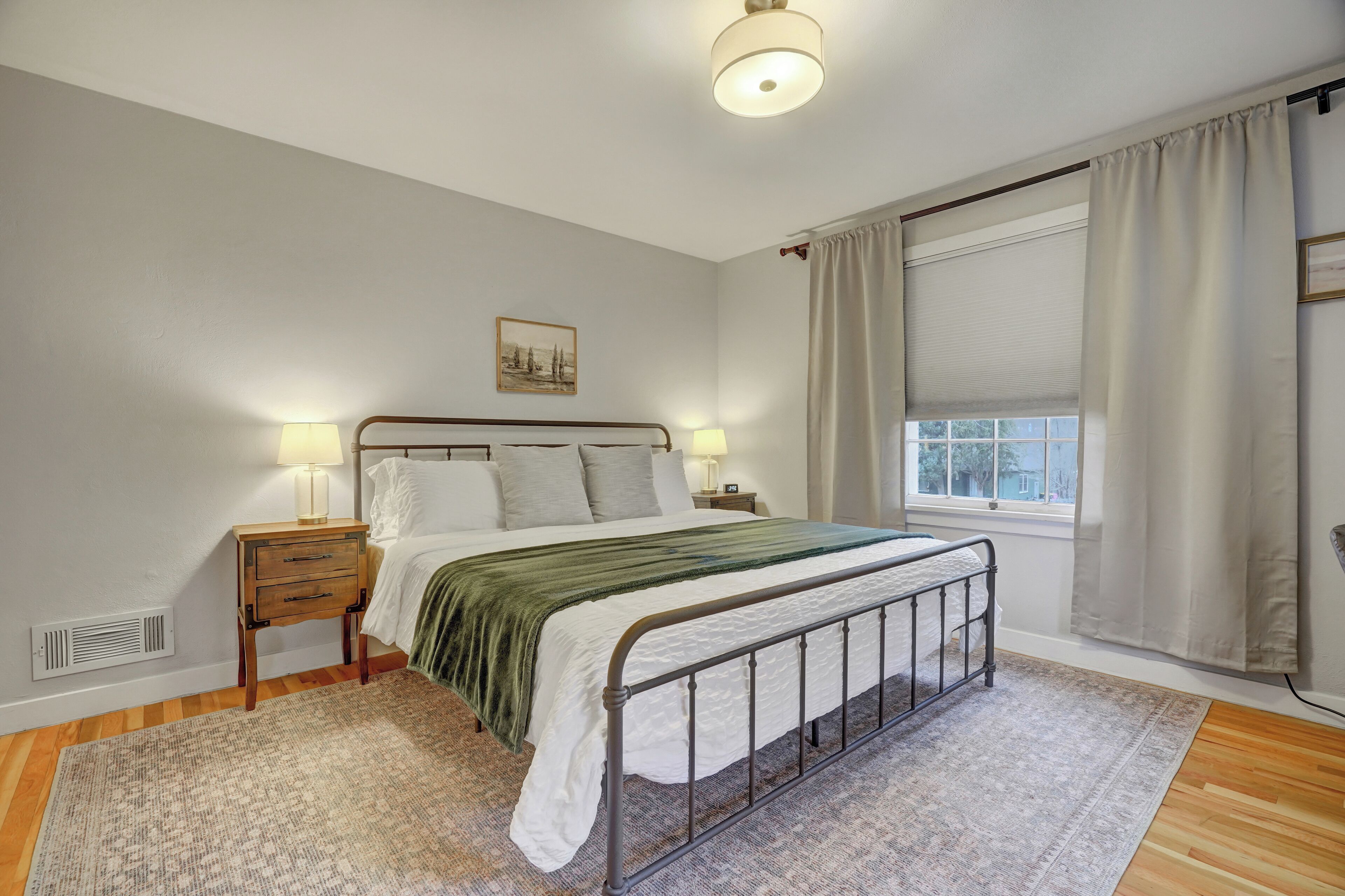 3 habitaciones, tabla de planchar con plancha y cuna de viaje 