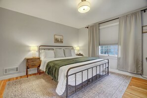 3 habitaciones, tabla de planchar con plancha y cuna de viaje 