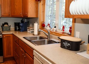 Fridge, microwave, oven, stovetop - UPTA CAMP | Knight’s Hill • Moose Pond Beach • Pool (Bridgton)