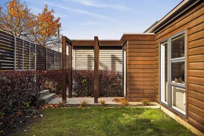 Property grounds - CedarStay Intimate Hideaway Luxury CBD Hot Tub BBQ (Queenstown)