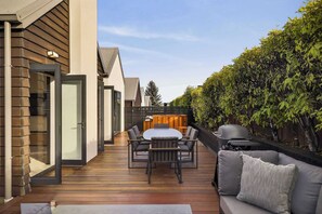 Outdoor dining - CedarStay Intimate Hideaway Luxury CBD Hot Tub BBQ (Queenstown)