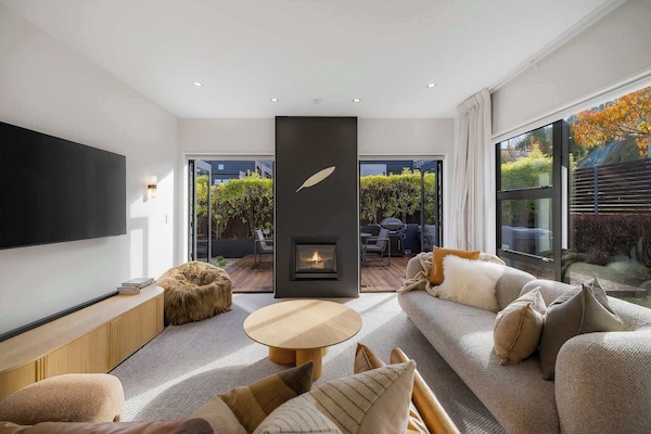 CedarStay Lounge. Offering calm, privacy, and indulgence just moments from the town centre.