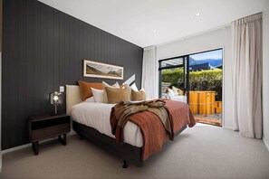 3 bedrooms, iron/ironing board, travel cot, WiFi - CedarStay Intimate Hideaway Luxury CBD Hot Tub BBQ (Queenstown)