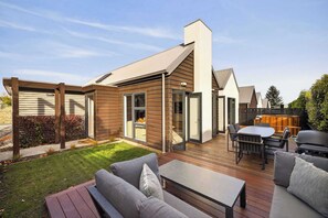 Outdoor dining - CedarStay Intimate Hideaway Luxury CBD Hot Tub BBQ (Queenstown)