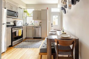 Microwave, oven, stovetop, dishwasher - Cozy 2-bedroom Townhome in Washington D.C with Sauna, Cold Plunge + Workout area (Washington)