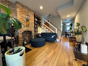 TV, books - Cozy 2-bedroom Townhome in Washington D.C with Sauna, Cold Plunge + Workout area (Washington)