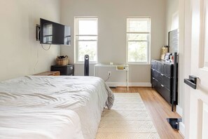2 bedrooms, desk, iron/ironing board, WiFi - Cozy 2-bedroom Townhome in Washington D.C with Sauna, Cold Plunge + Workout area (Washington)